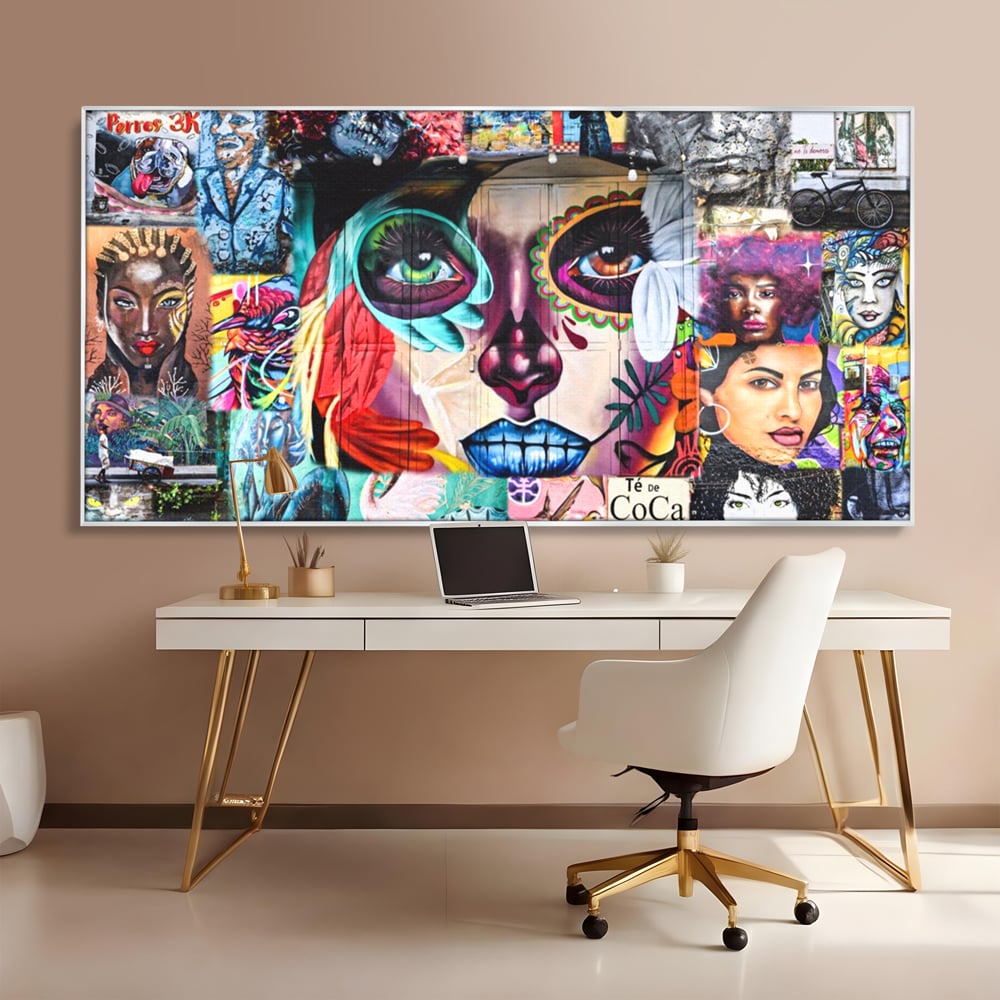 Tablou canvas cu tablou canvas cu colaj grafitti urban, in rama de aluminiu argintiu, pe perete intr-un birou